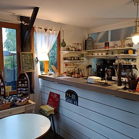 Ille Flottante, Maison Eclusiere Et Hebergements Insolites Sur Le Canal Hédé Dış mekan fotoğraf