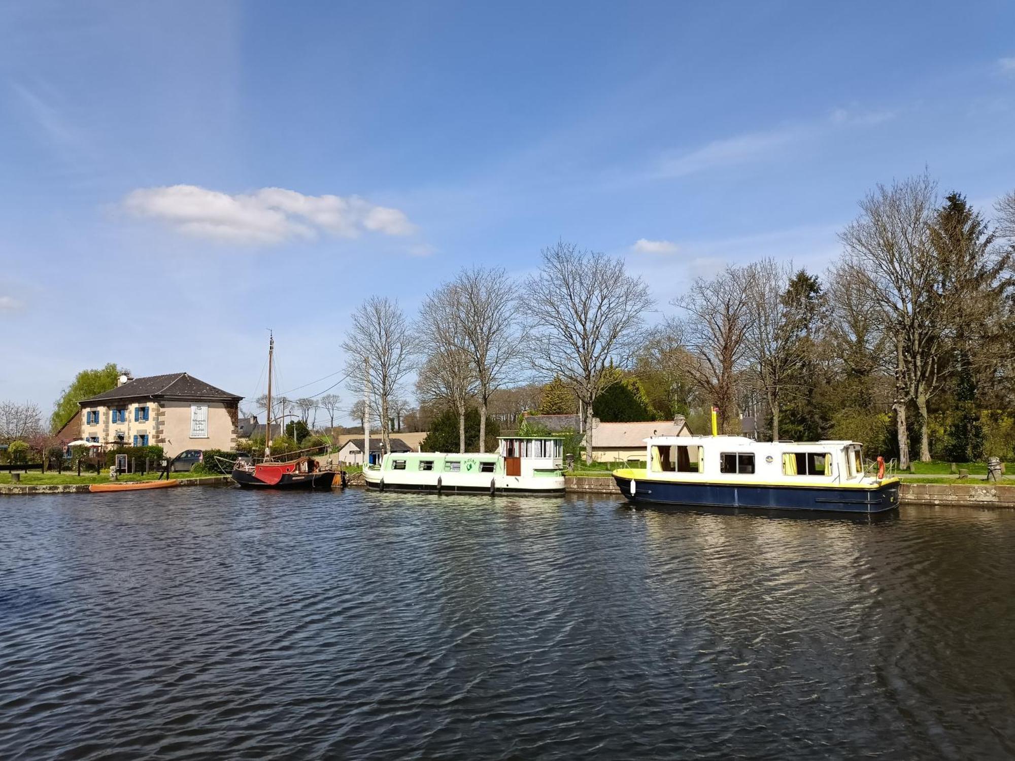 Ille Flottante, Maison Eclusiere Et Hebergements Insolites Sur Le Canal Hédé Dış mekan fotoğraf