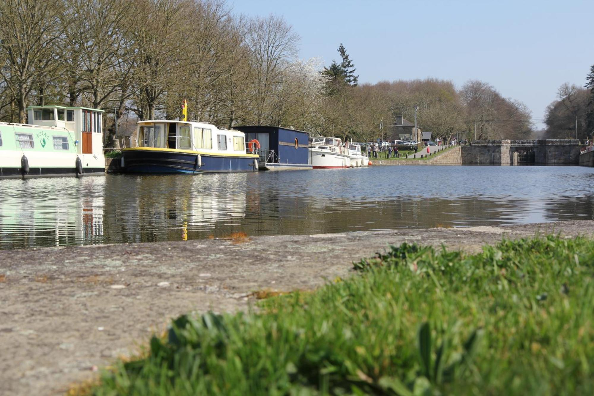 Ille Flottante, Maison Eclusiere Et Hebergements Insolites Sur Le Canal Hédé Dış mekan fotoğraf