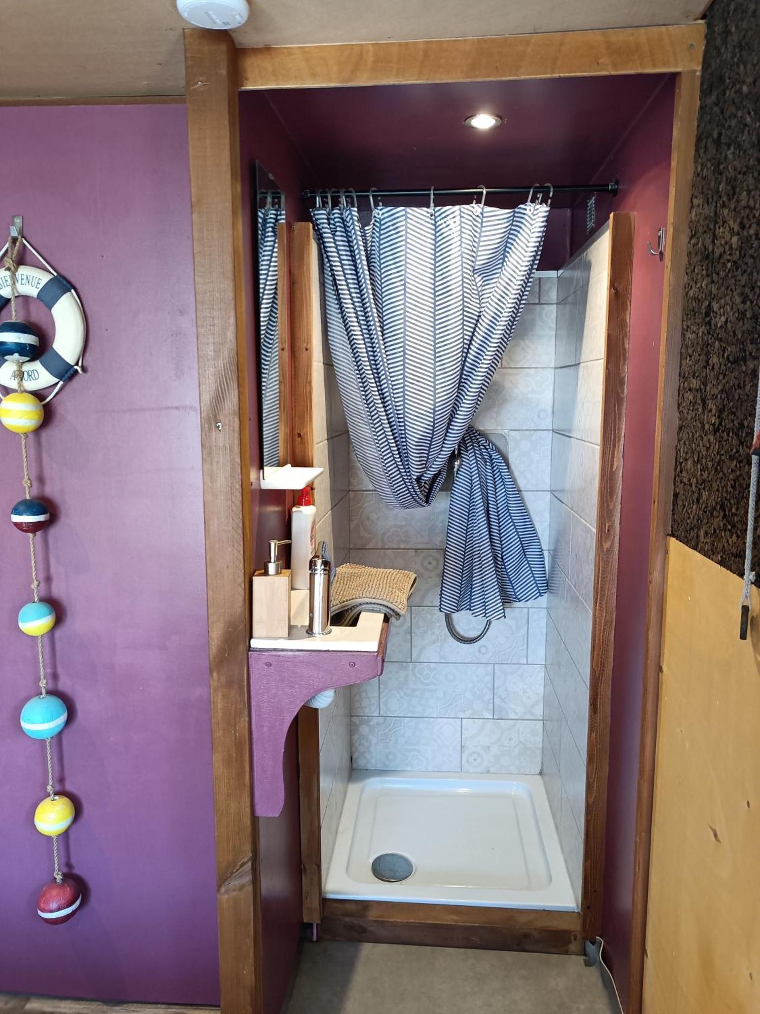 Ille Flottante, Maison Eclusiere Et Hebergements Insolites Sur Le Canal Hédé Dış mekan fotoğraf