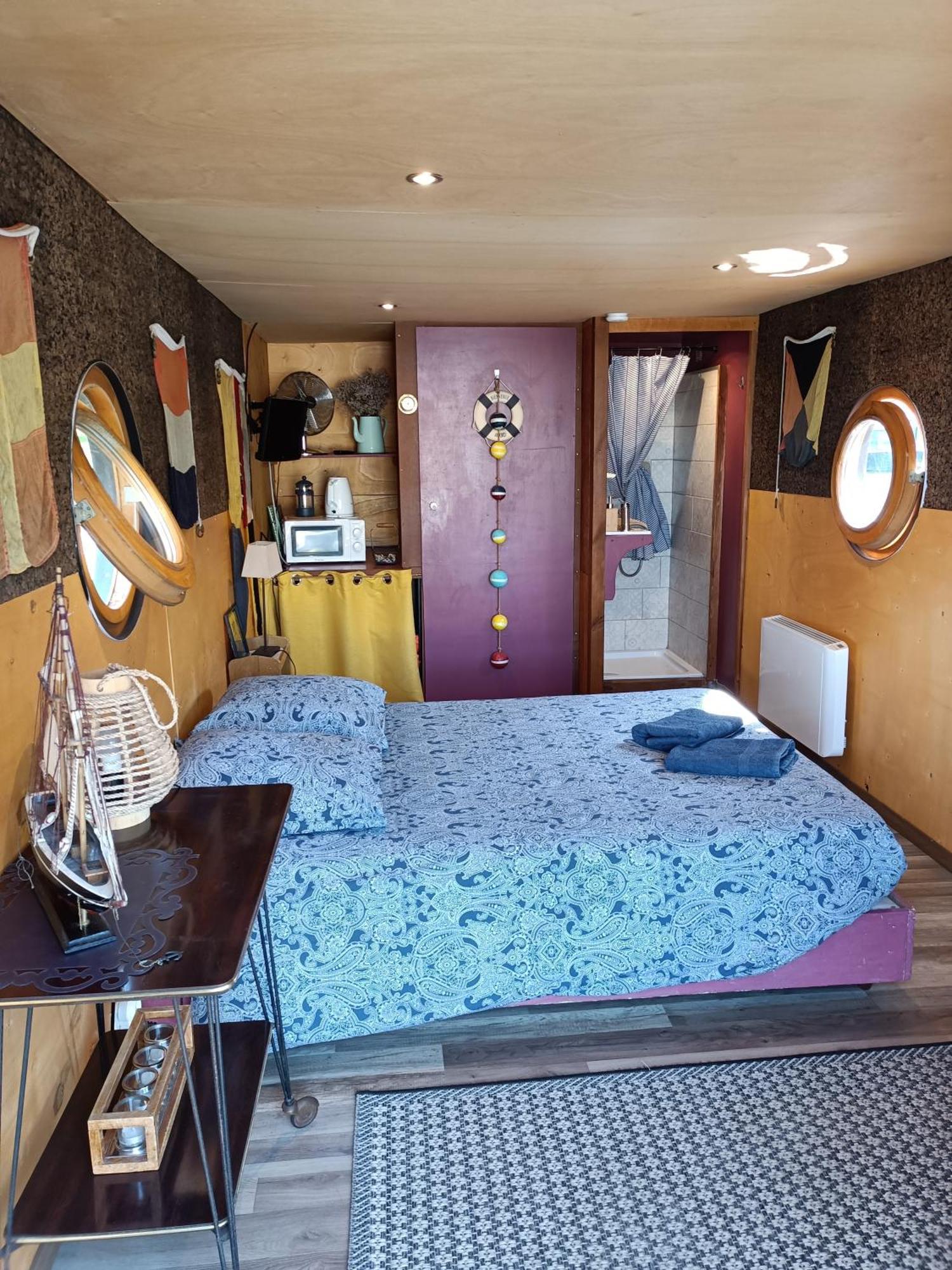 Ille Flottante, Maison Eclusiere Et Hebergements Insolites Sur Le Canal Hédé Dış mekan fotoğraf