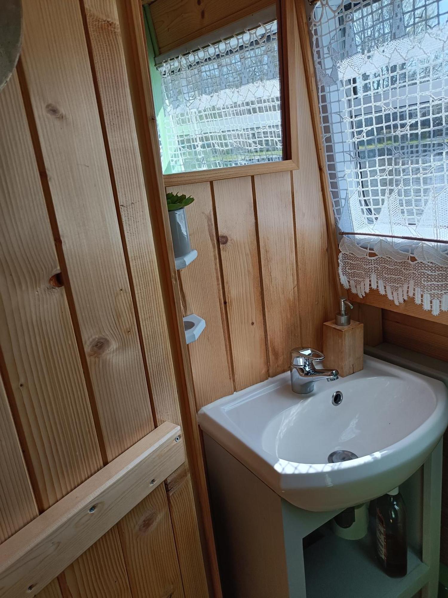 Ille Flottante, Maison Eclusiere Et Hebergements Insolites Sur Le Canal Hédé Dış mekan fotoğraf